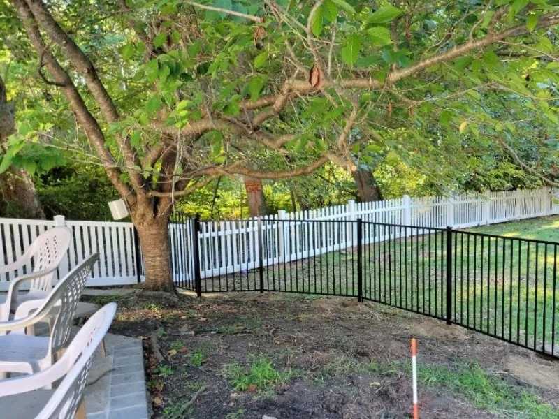 Comparing Vinyl and Aluminum Fences