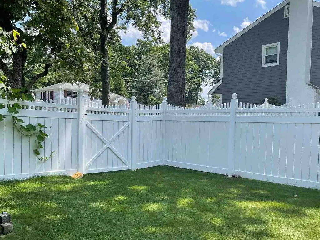 Learn About Vinyl Fence Benefits From a Premier Wayne