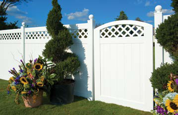 Illusions vinyl privacy fence with diagonal lattice top and walk gate