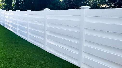 Interstate Nevada horizontal vinyl fence with overlapping boards