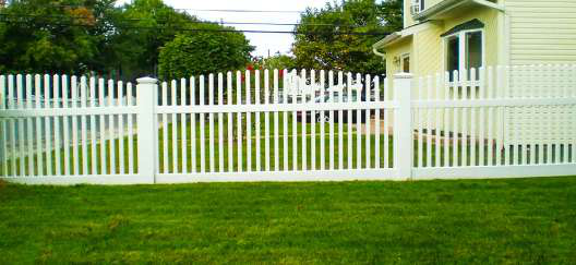 Interstate Illinois square-picket vinyl fence with crowned profile